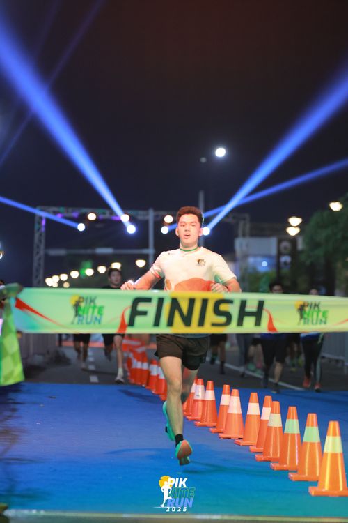Race photo from PIK NITE RUN 2025