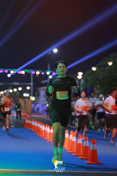 Race photo from PIK NITE RUN 2025