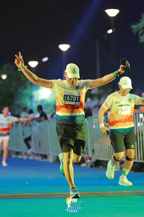 Race photo from PIK NITE RUN 2025