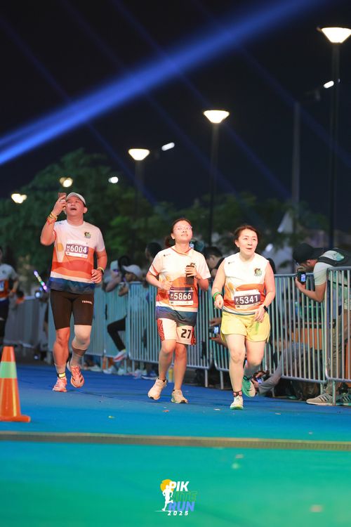 Race photo from PIK NITE RUN 2025