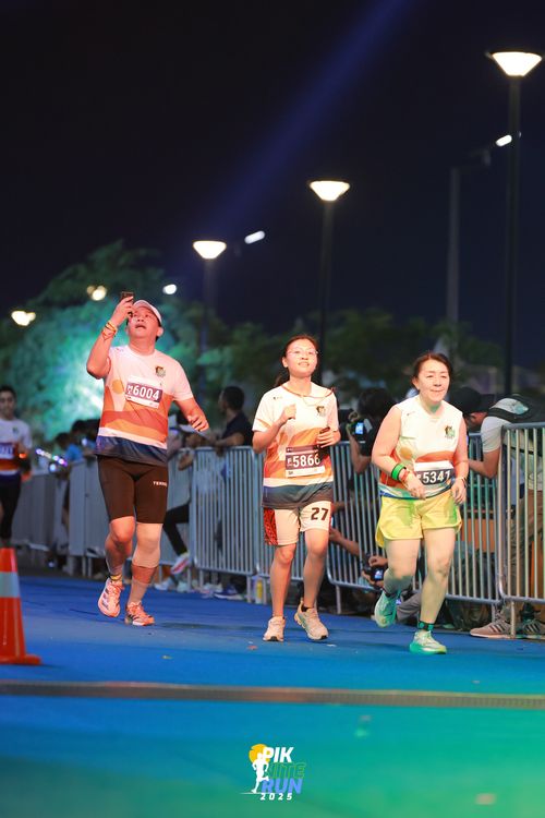 Race photo from PIK NITE RUN 2025
