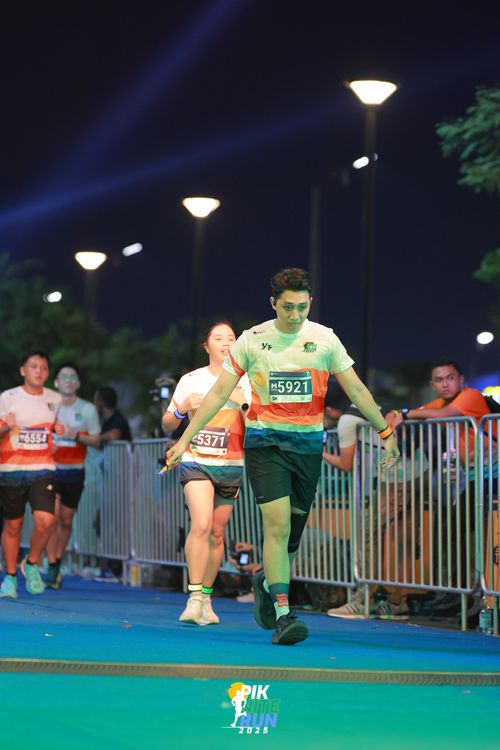 Race photo from PIK NITE RUN 2025