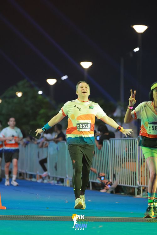 Race photo from PIK NITE RUN 2025