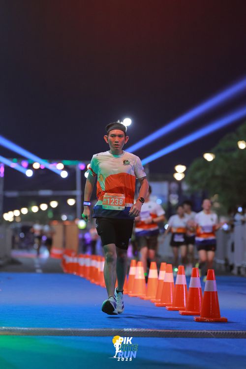 Race photo from PIK NITE RUN 2025
