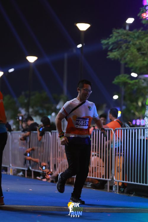 Race photo from PIK NITE RUN 2025