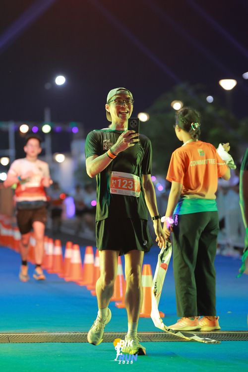 Race photo from PIK NITE RUN 2025