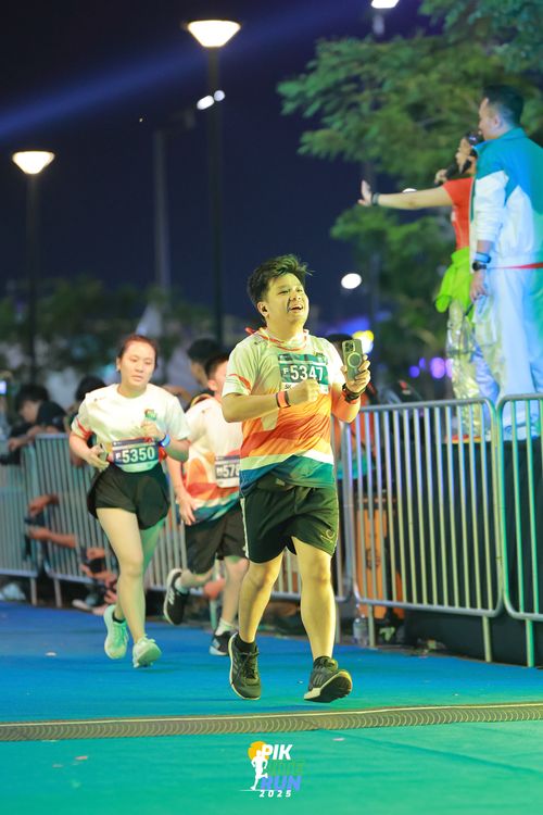 Race photo from PIK NITE RUN 2025