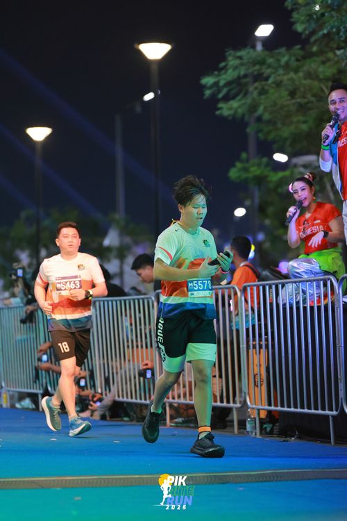 Race photo from PIK NITE RUN 2025