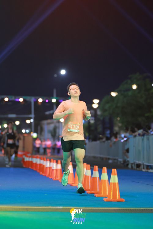 Race photo from PIK NITE RUN 2025