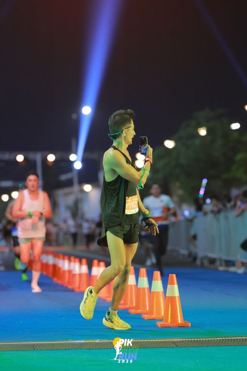 Race photo from PIK NITE RUN 2025