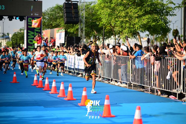 Race photo from PIK NITE RUN 2025