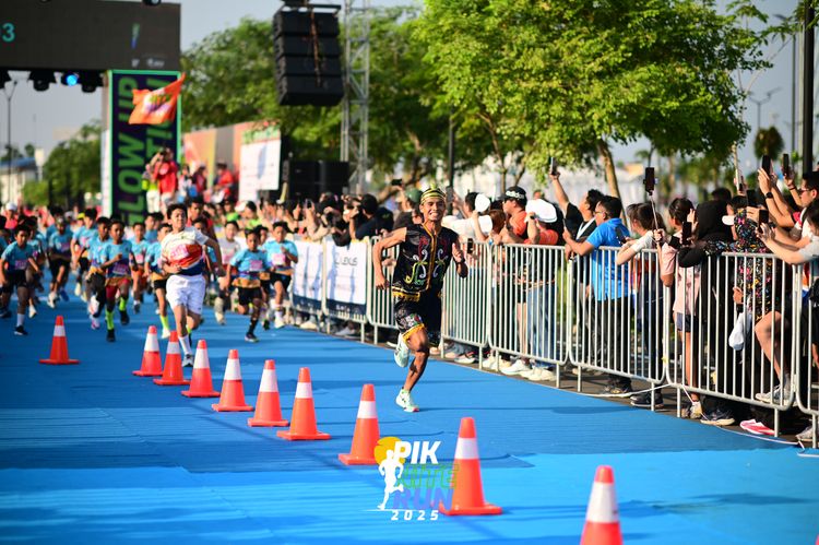 Race photo from PIK NITE RUN 2025
