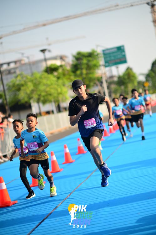 Race photo from PIK NITE RUN 2025