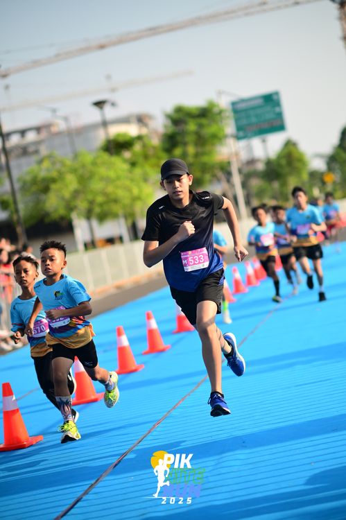 Race photo from PIK NITE RUN 2025
