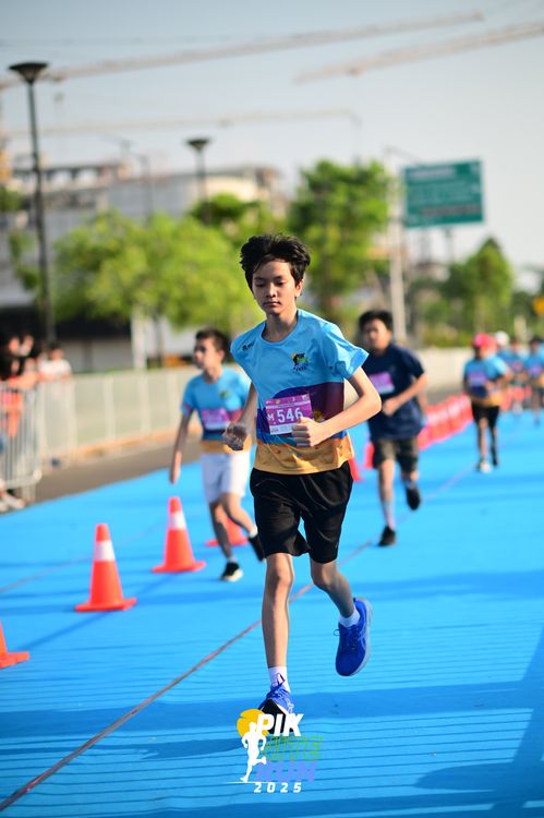 Race photo from PIK NITE RUN 2025