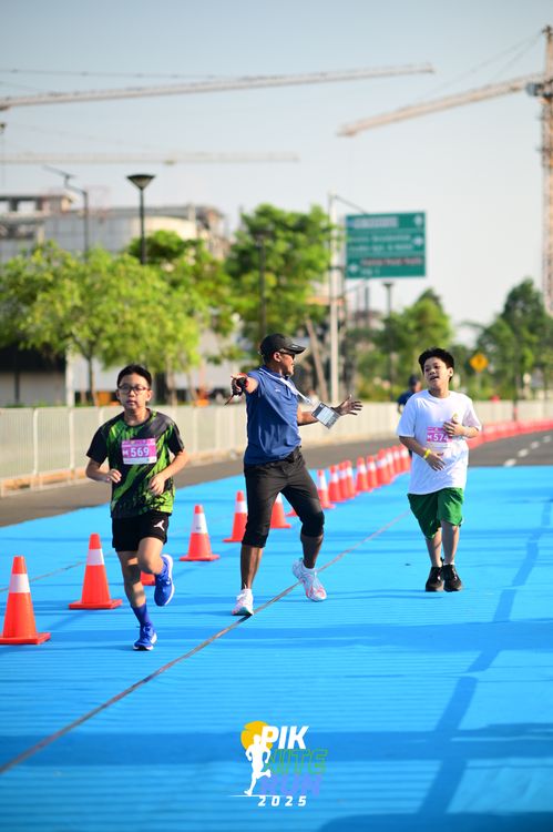 Race photo from PIK NITE RUN 2025