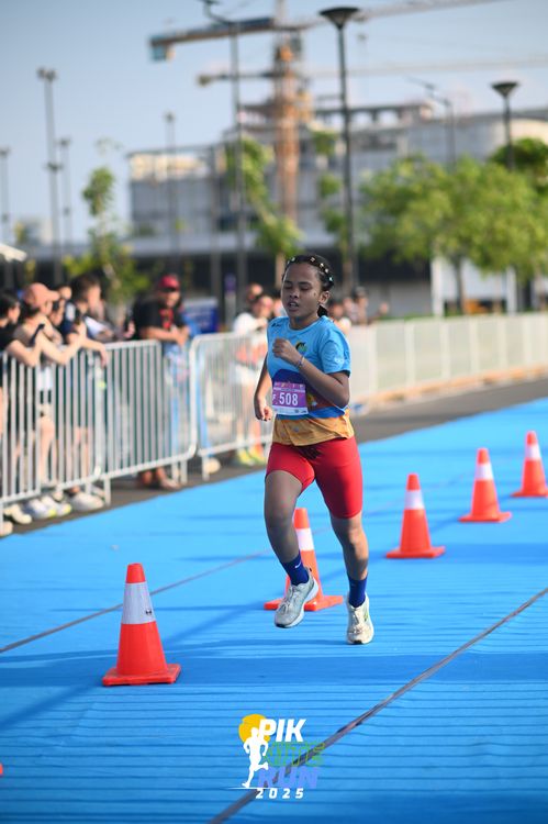 Race photo from PIK NITE RUN 2025