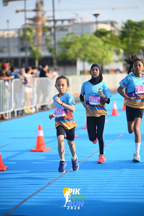 Race photo from PIK NITE RUN 2025