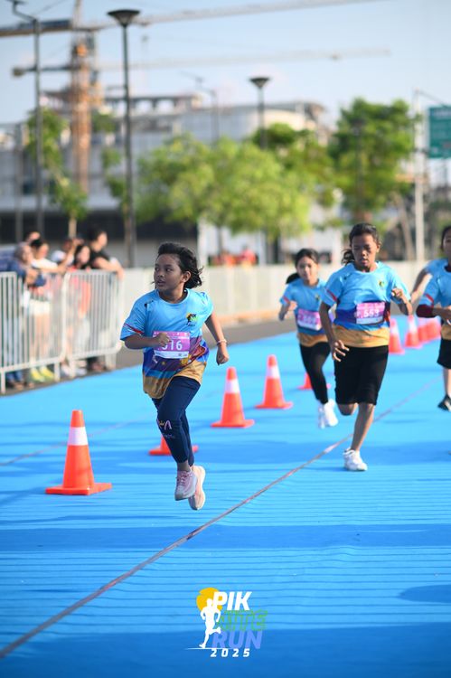 Race photo from PIK NITE RUN 2025