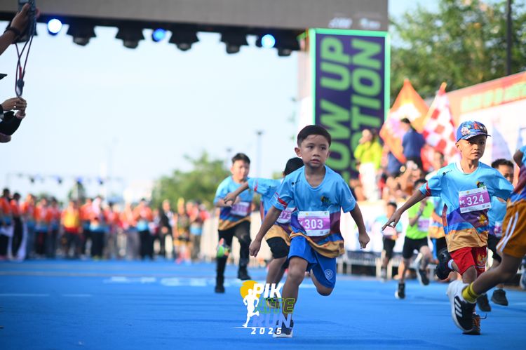 Race photo from PIK NITE RUN 2025