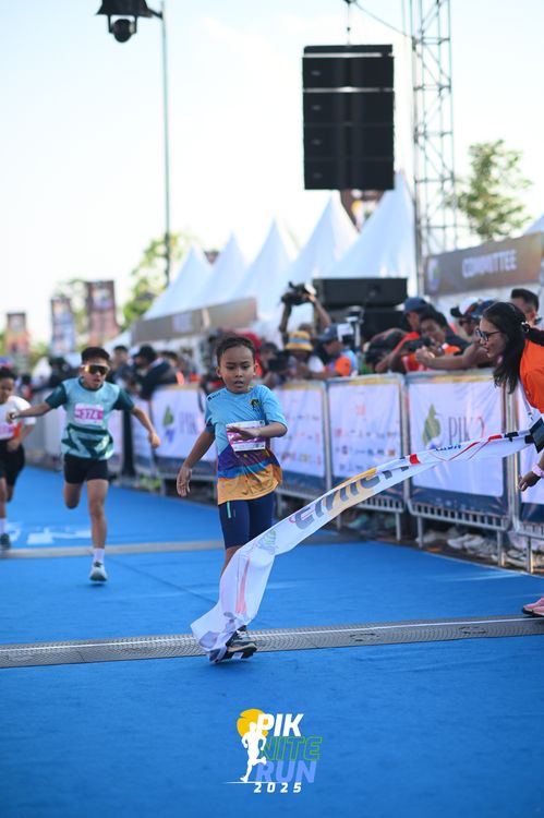 Race photo from PIK NITE RUN 2025