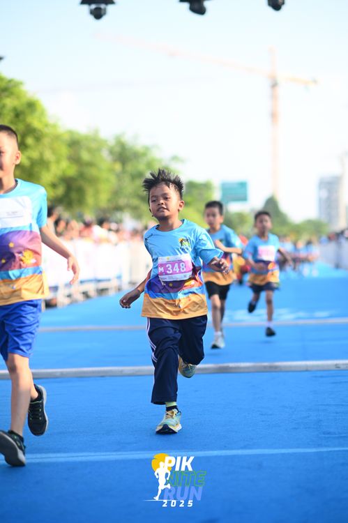 Race photo from PIK NITE RUN 2025