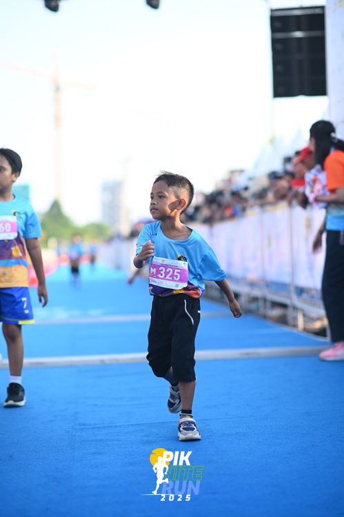Race photo from PIK NITE RUN 2025