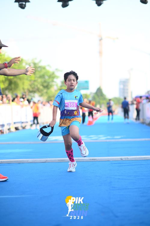 Race photo from PIK NITE RUN 2025