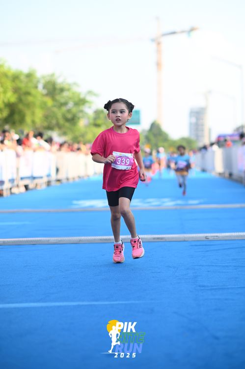 Race photo from PIK NITE RUN 2025
