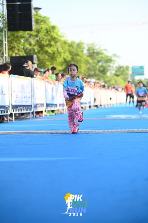 Race photo from PIK NITE RUN 2025