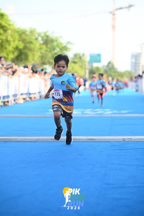 Race photo from PIK NITE RUN 2025