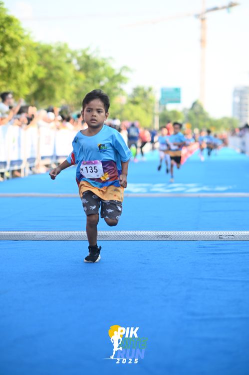 Race photo from PIK NITE RUN 2025