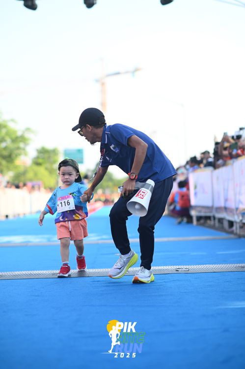 Race photo from PIK NITE RUN 2025