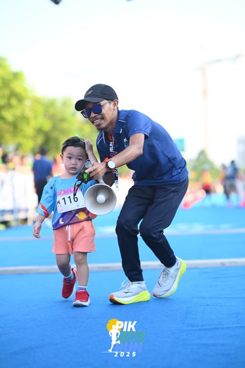 Race photo from PIK NITE RUN 2025
