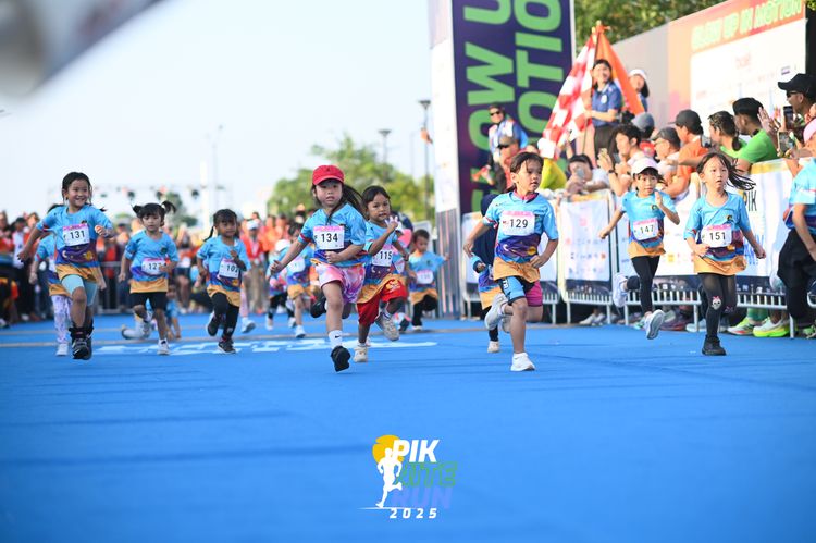 Race photo from PIK NITE RUN 2025