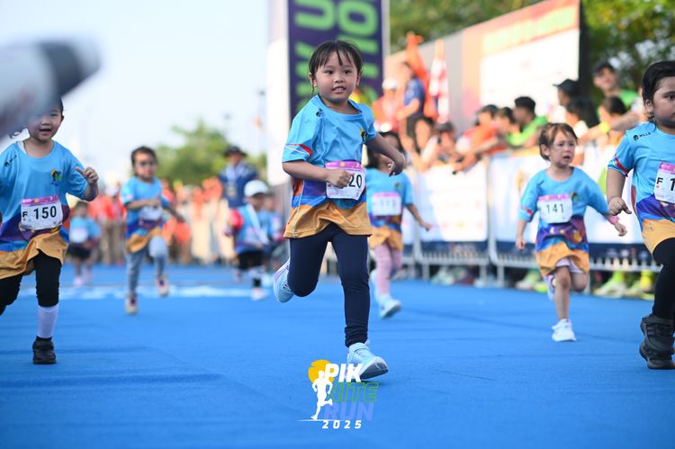 Race photo from PIK NITE RUN 2025