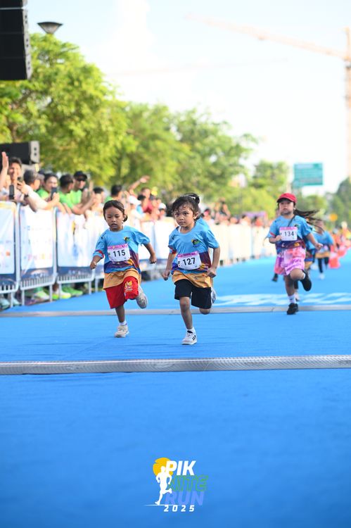 Race photo from PIK NITE RUN 2025