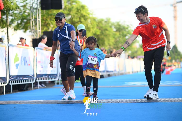 Race photo from PIK NITE RUN 2025