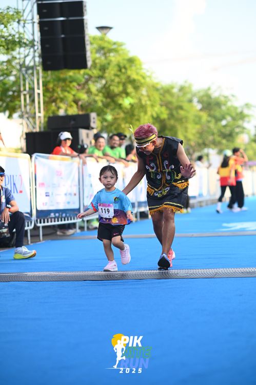 Race photo from PIK NITE RUN 2025