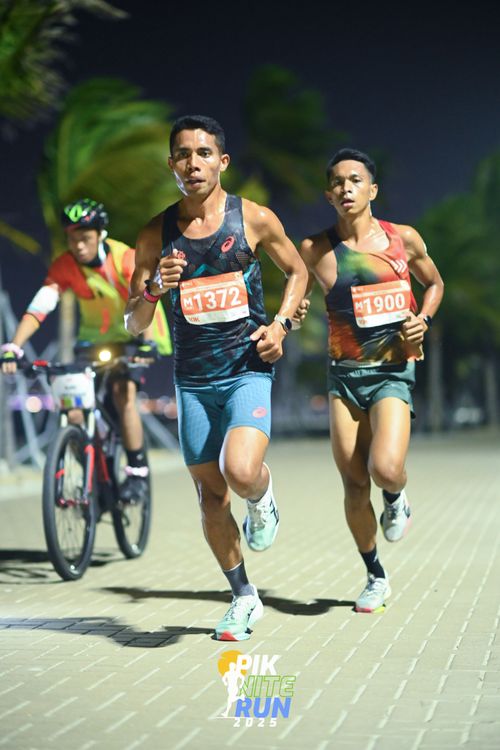 Race photo from PIK NITE RUN 2025