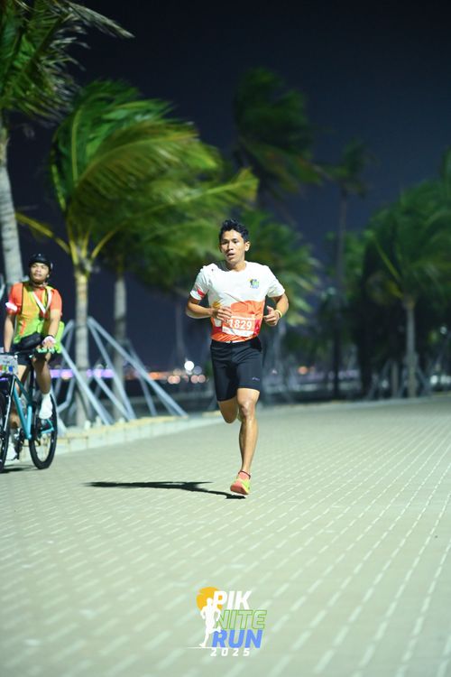 Race photo from PIK NITE RUN 2025