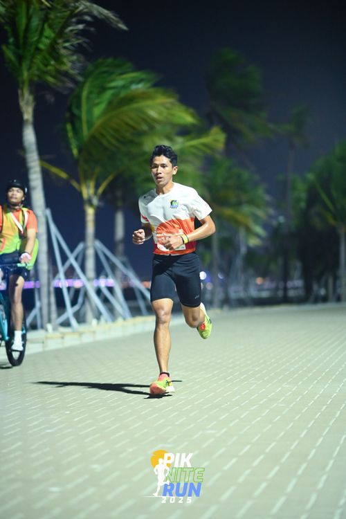 Race photo from PIK NITE RUN 2025