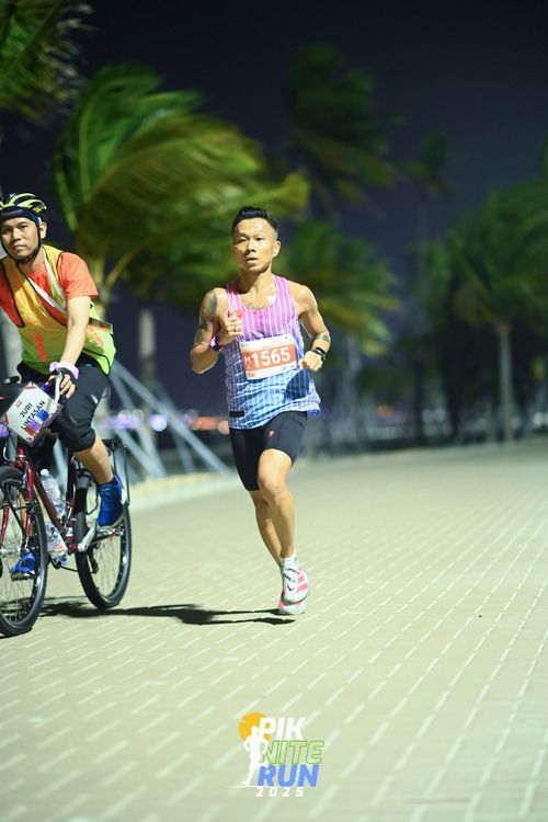 Race photo from PIK NITE RUN 2025