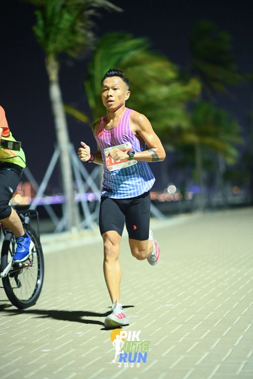 Race photo from PIK NITE RUN 2025