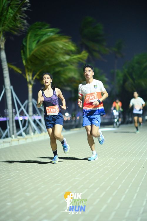 Race photo from PIK NITE RUN 2025