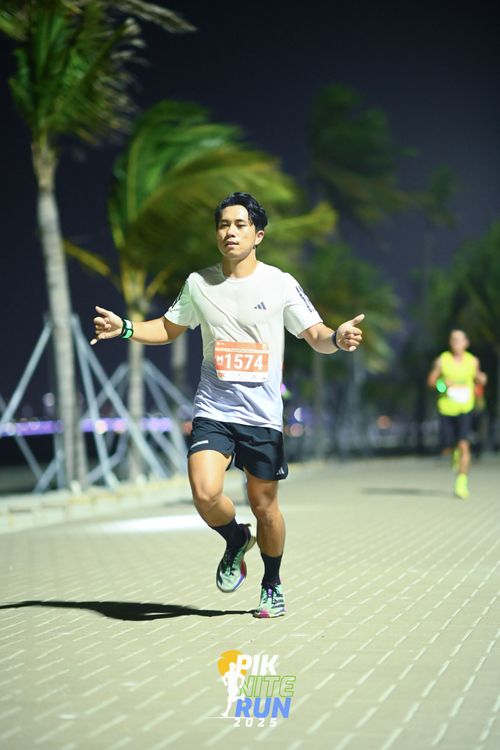 Race photo from PIK NITE RUN 2025
