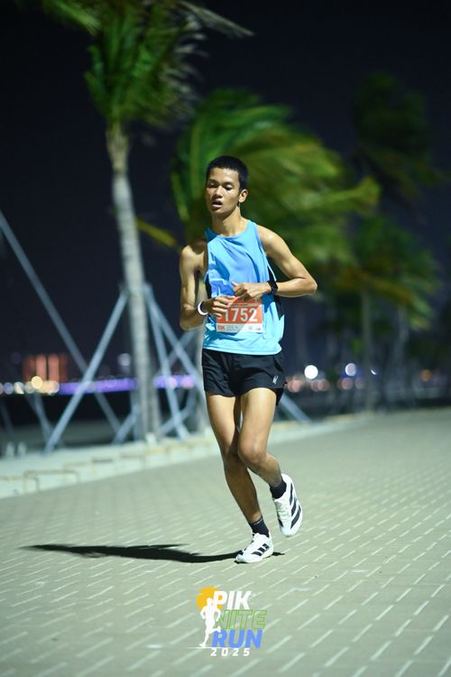 Race photo from PIK NITE RUN 2025