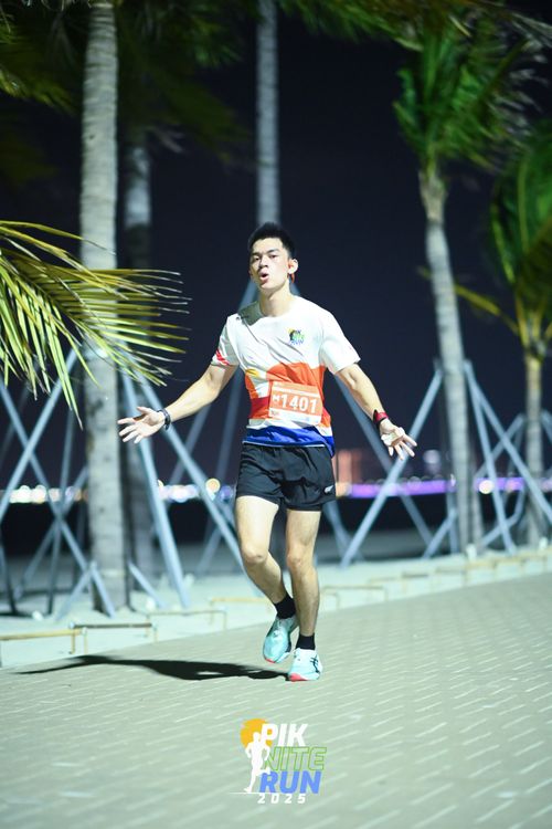 Race photo from PIK NITE RUN 2025