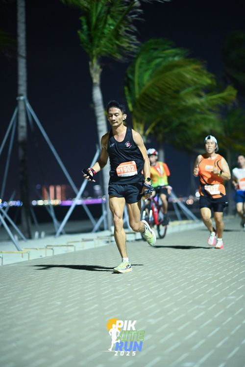 Race photo from PIK NITE RUN 2025