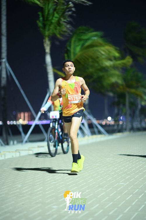 Race photo from PIK NITE RUN 2025